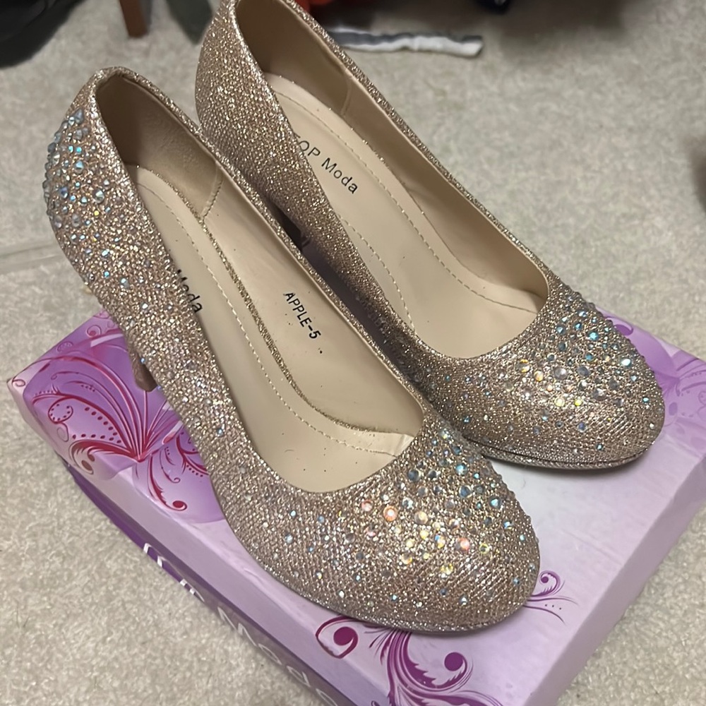 Worn once excellent condition too moda hood glitter shoes.